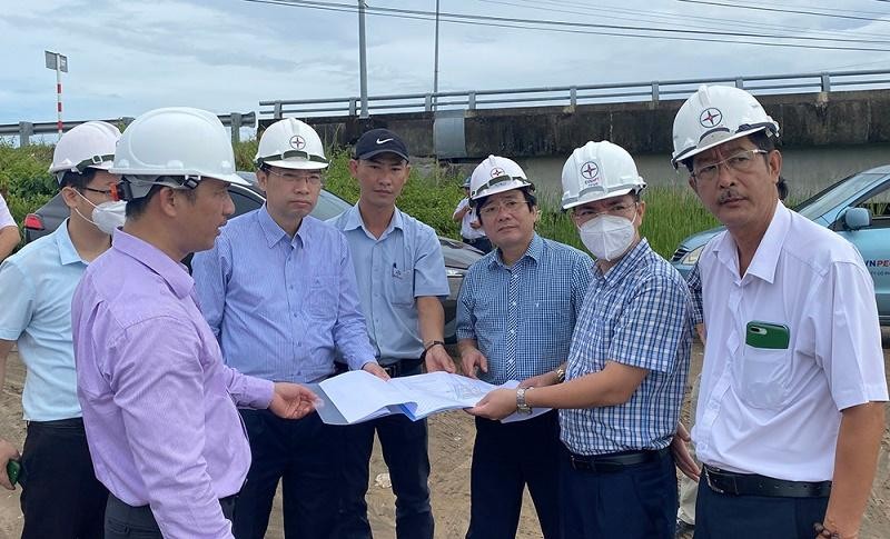 Đoàn công tác đi thực địa hiện trường.