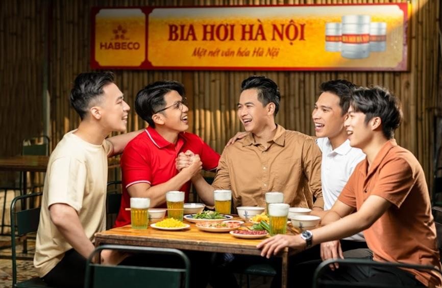 Người Hà Nội thích tụ tập bạn bè bên cốc Bia Hơi Hà Nội. Ảnh: Habeco.
