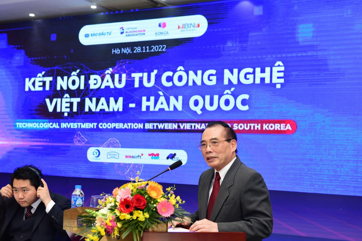 Ông Hoàng Văn Huây, Chủ tịch Hiệp hội Blockchain Việt Nam phát biểu khai mạc chương trình.