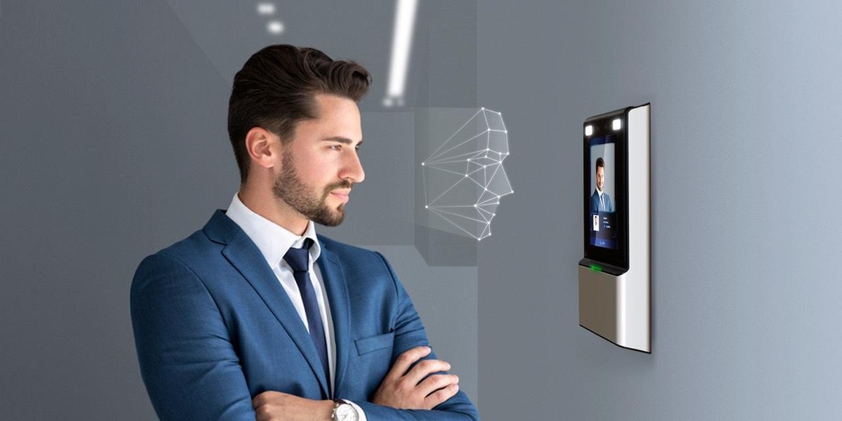 Face ID - Một trong những công nghệ nổi bật được sử dụng trong hệ sinh thái Smart Living tại Sunshine Golden River.