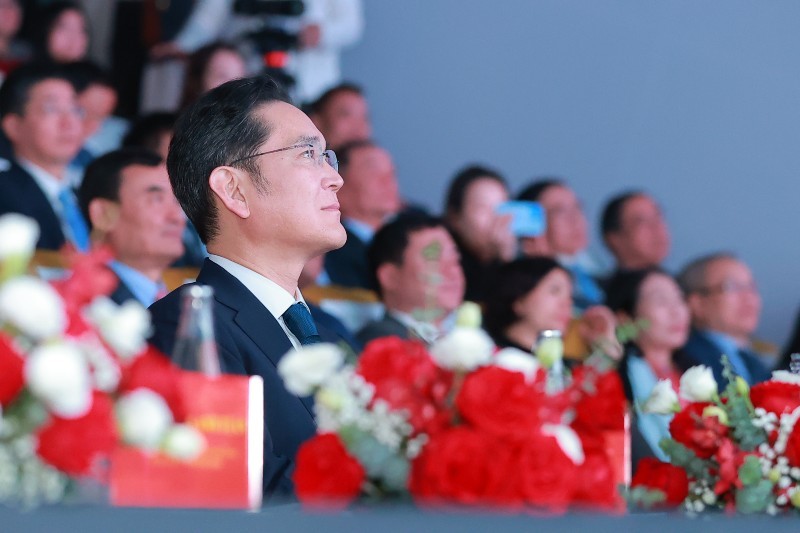 Sự có mặt của Chủ tịch Samsung Lee Jae Yong đã khẳng định vai trò quan trọng của "cứ điểm" Việt Nam đối với Samsung. Sự có mặt của Chủ tịch Samsung Lee Jae Yong đã khẳng định vai trò quan trọng của "cứ điểm" Việt Nam đối với Samsung.