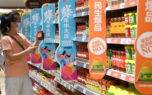 Người dân chọn mua hàng tại một siêu thị ở tỉnh Hà Bắc, Trung Quốc. (Ảnh: THX/TTXVN).