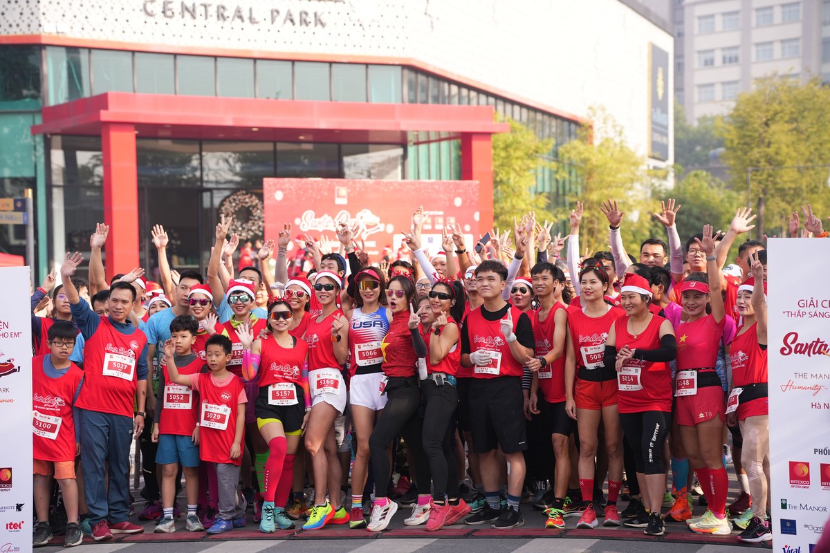 Santa Run thu hút hơn 500 vận động viên các lứa tuổi tham gia ngay trong lần đầu tiên tổ chức.