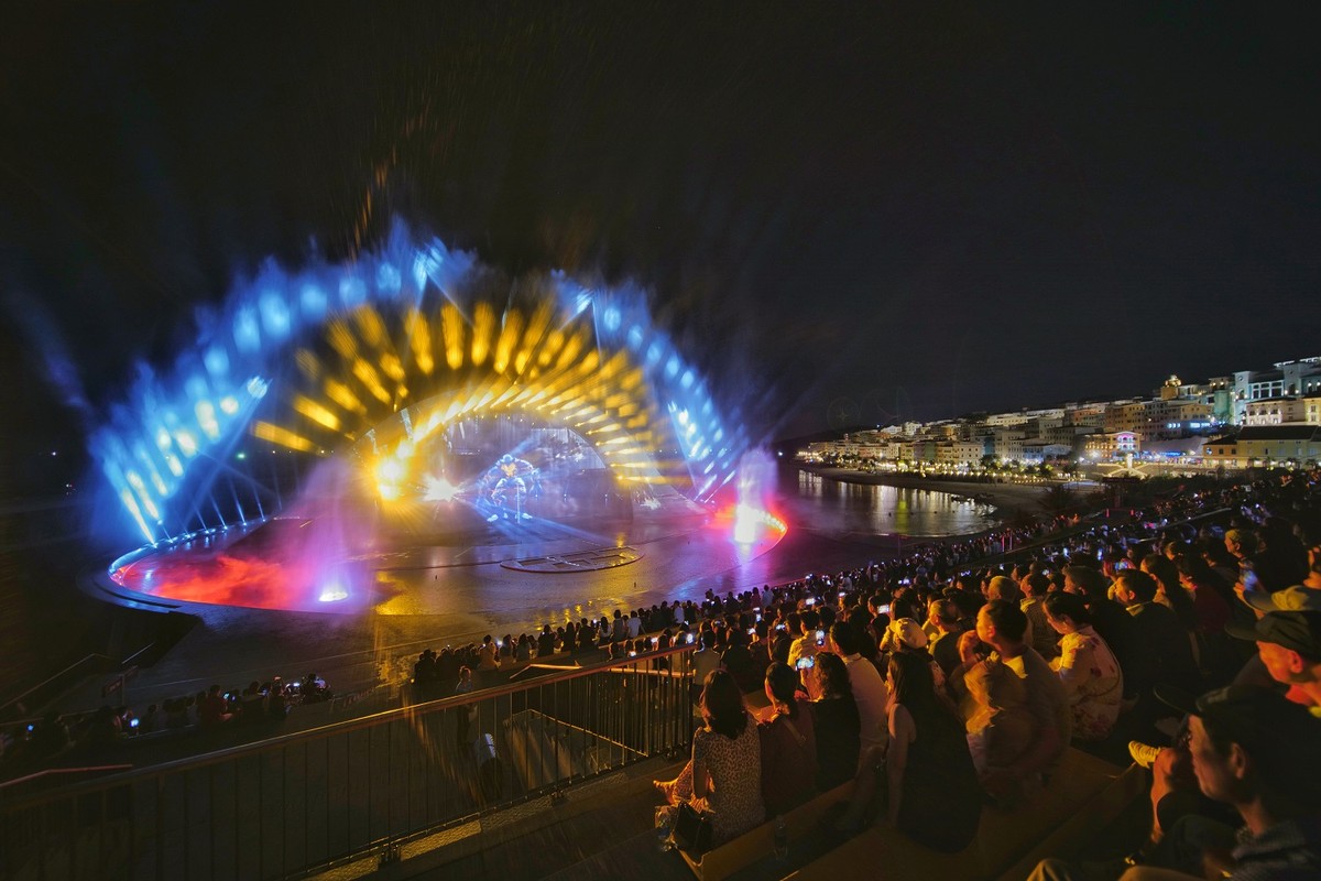 Show trình diễn đa phương tiện - Kiss The Stars. Ảnh Sun Property.