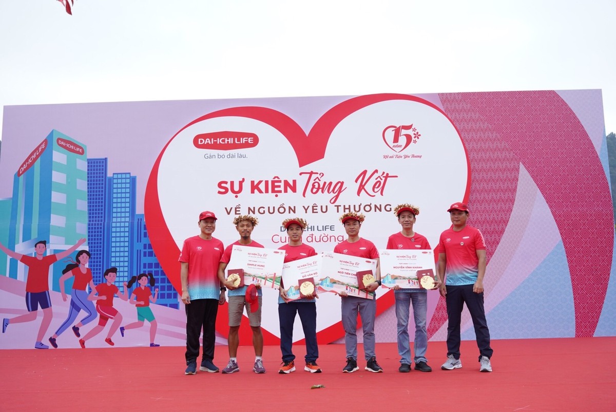 Thành viên Ban Giám đốc Dai-ichi Life Việt Nam trao giải cho các vận động viên xuất sắc nhất toàn giải.