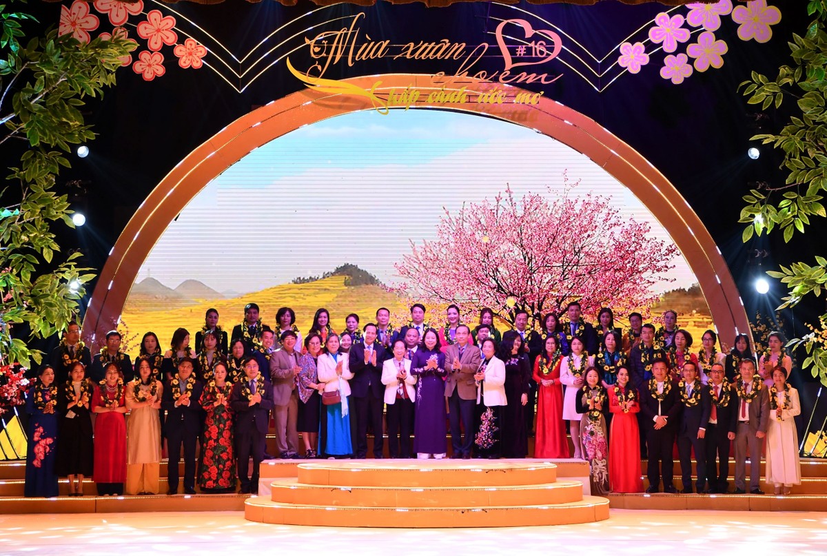 Phó Chủ tịch nước, Chủ tịch Hội đồng Bảo trợ Quỹ Bảo trợ trẻ em Việt Nam Võ Thị Ánh Xuân, Bộ trưởng Bộ LĐTB&XH Đào Ngọc Dung và các đại biểu chụp ảnh cùng đại diện các đơn vị tài trợ cho Quỹ Bảo trợ Trẻ em Việt Nam, Thành viên HĐQT Vietcombank Hồng Quang (hàng đầu thứ 5 từ trái sang). Phó Chủ tịch nước, Chủ tịch Hội đồng Bảo trợ Quỹ Bảo trợ trẻ em Việt Nam Võ Thị Ánh Xuân, Bộ trưởng Bộ LĐTB&XH Đào Ngọc Dung và các đại biểu chụp ảnh cùng đại diện các đơn vị tài trợ cho Quỹ Bảo trợ Trẻ em Việt Nam, Thành viên HĐQT Vietcombank Hồng Quang (hàng đầu thứ 5 từ trái sang).