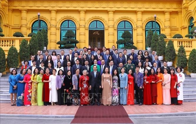 Phó Chủ tịch nước, Chủ tịch Hội đồng Bảo trợ Quỹ Bảo trợ trẻ em Việt Nam Võ Thị Ánh Xuân, Bộ trưởng Bộ LĐTB&XH Đào Ngọc Dung và các đại biểu chụp ảnh kỷ niệm tại Phủ Chủ tịch, Thành viên HĐQT Vietcombank Hồng Quang (hàng 5 ngoài cùng bên trái) - Ảnh: Văn Điệp (TTXVN). Phó Chủ tịch nước, Chủ tịch Hội đồng Bảo trợ Quỹ Bảo trợ trẻ em Việt Nam Võ Thị Ánh Xuân, Bộ trưởng Bộ LĐTB&XH Đào Ngọc Dung và các đại biểu chụp ảnh kỷ niệm tại Phủ Chủ tịch, Thành viên HĐQT Vietcombank Hồng Quang (hàng 5 ngoài cùng bên trái) - Ảnh: Văn Điệp (TTXVN).