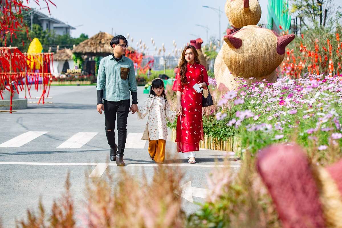 Chị Bích Nga cùng chồng và con gái từ Bắc Giang đi ôtô xuống Hà Nội để dự sự kiện đường hoa. Để có nhiều thời gian tham quan và chụp ảnh, gia đình chị đã dậy từ 6h sáng để chuẩn bị và sửa soạn áo dài.