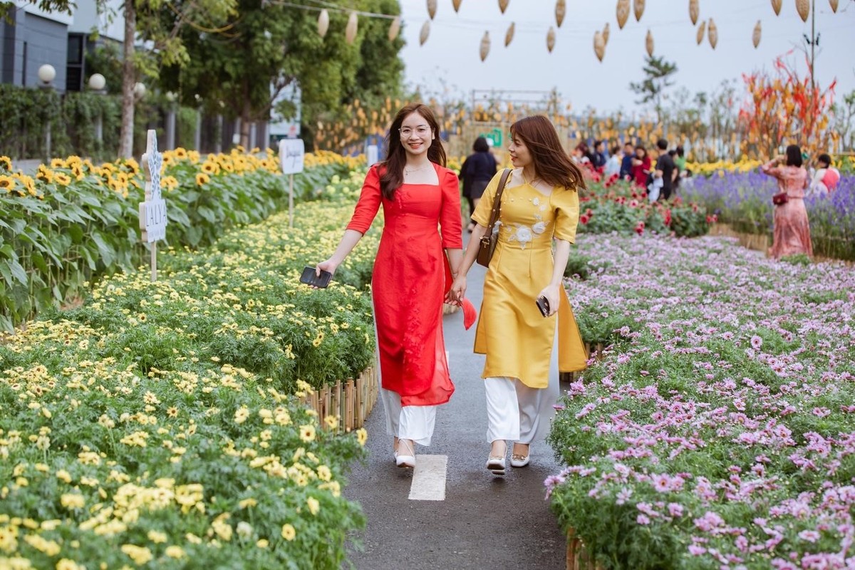 Lê Trang (áo đỏ) cho biết để không bỏ lỡ sự kiện đường hoa năm nay, cô đã lên kế hoạch từ sớm và rủ thêm bạn đồng hành để cùng ghi lại những khoảnh khắc đẹp nhân dịp năm mới. Trang bày tỏ sự hào hứng khi được ngắm nhìn nhiều loài cây và hoa đa dạng, cùng các tiểu cảnh có hình thù độc đáo như phi thuyền, vũ trụ...