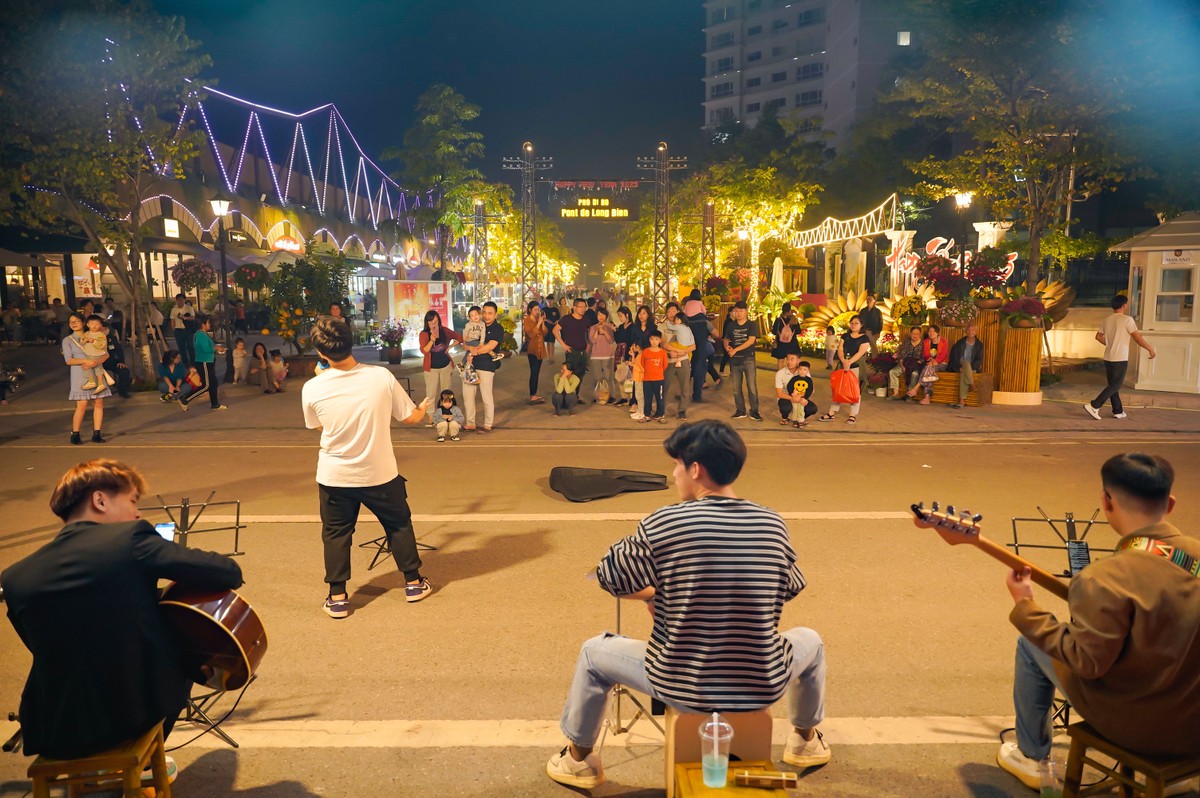 Phố đi bộ Pont de Long Bien là điểm hẹn vui chơi – giải trí – văn hóa – sáng tạo của người dân nói chung, giới trẻ nói riêng. Ảnh: Home Hanoi Xuan. Phố đi bộ Pont de Long Bien là điểm hẹn vui chơi – giải trí – văn hóa – sáng tạo của người dân nói chung, giới trẻ nói riêng. Ảnh: Home Hanoi Xuan.