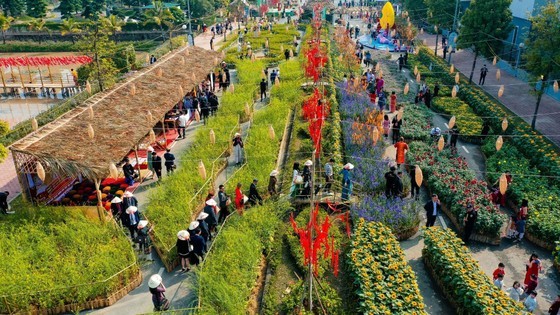 Bắt đầu khai mạc từ 13/1, sau hơn nửa tháng mở cửa, đường hoa Home Hanoi Xuan 2023 với chủ đề “Vũ trụ Tết diệu kỳ” đã chính thức khép lại với đông đảo khách tham quan.