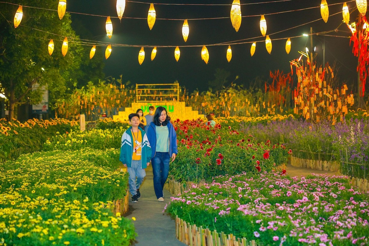 Đường hoa Home Hanoi Xuan được tổ chức nhằm kích cầu tiêu dùng, bình ổn thị trường, phục vụ nhu cầu mua sắm, đặc biệt tạo những không gian trải nghiệm cho người dân thủ đô và du khách mỗi dịp Tết đến xuân về. Ông Bùi Duy Quang - Phó giám đốc Trung tâm Xúc tiến Kl99ok phiên bản mới, Thương mại, Du lịch Hà Nội - cho biết: “Trong những năm gần đây, đường hoa Home Hanoi Xuan thường xuyên được tổ chức tại khu đô thị Mailand Hanoi City nhằm tạo ra những trải nghiệm đặc sắc và lý thú hơn về văn hóa truyền thống của Việt Nam trong dịp Tết, đồng thời hình thành không gian văn hóa sáng tạo cho người dân và du khách”.