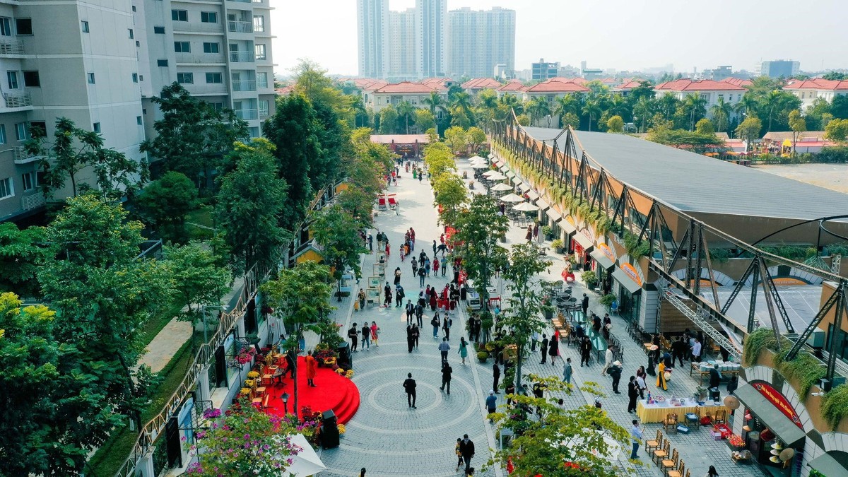 Bên cạnh đường hoa, khi tới khu đô thị Mailand Hanoi City trong dịp Tết Quý Mão, du khách có thể tham quan phố đi bộ Pont de Long Bien với không gian mang đậm dấu ấn Hà Nội xưa kết hợp một số hoạt động thú vị như: Gói bánh chưng, nặn tò he, xin chữ ông Đồ… và nhiều hoạt động biểu diễn nghệ thuật khác.