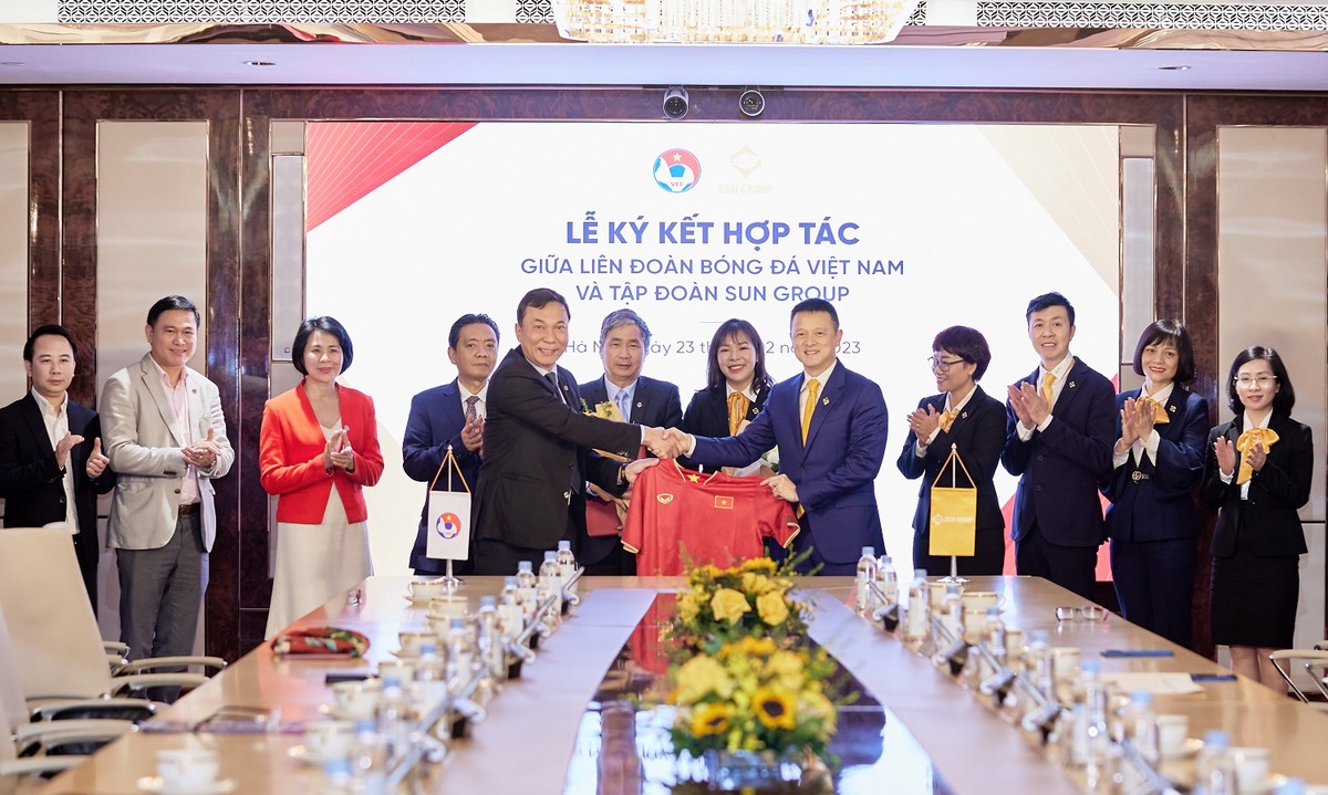 Lãnh đạo VFF trao quà lưu niệm cho lãnh đạo Kl994 game bài casino hấp dẫn Sun Group.