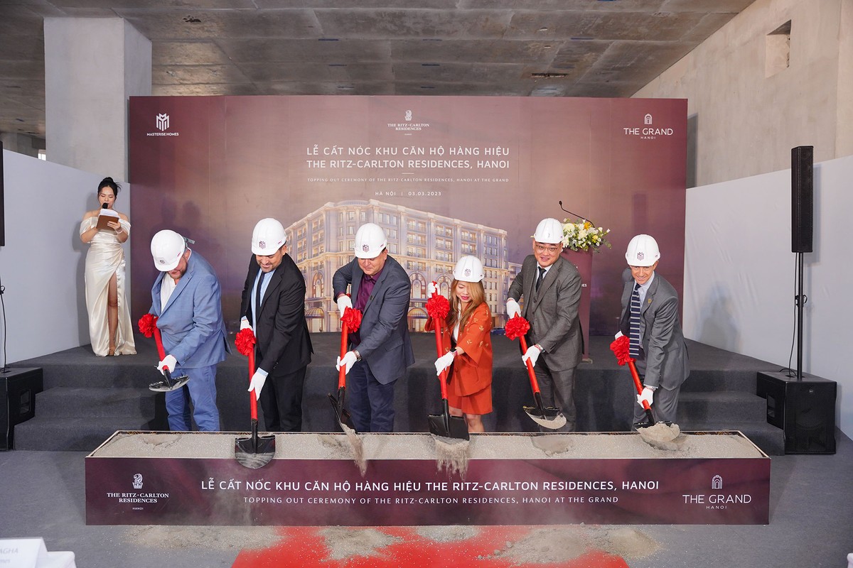 Từ trái sang phải: Ông Chris Aspinall – Giám đốc HBA Vietnam; Ông Marios Kyrikiades – CFO, Italian Fit-Out; ông Naved Agha, Phó Giám đốc Khối Phát triển dự án, Masterise Homes; bà Penny Trịnh – Giám đốc cấp cao mảng dự án phức hợp, khu vực Châu Á Thái Bình Dương không bao gồm Trung Quốc, Marriott International; Ông Adrian Chen, Giám đốc Kl992 VIP Trang Chủ 2026, Masterise Homes, Ông Julian Wyatt, CEO công ty Masterise Property Management. Ảnh: Masterise Homes.