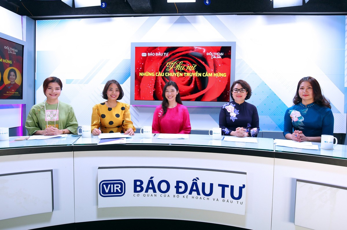 Bà Nguyễn Thị Tuyết Minh (thứ hai, từ phải sang) tại Talk show do Báo Kl99ok phiên bản mới tổ chức.