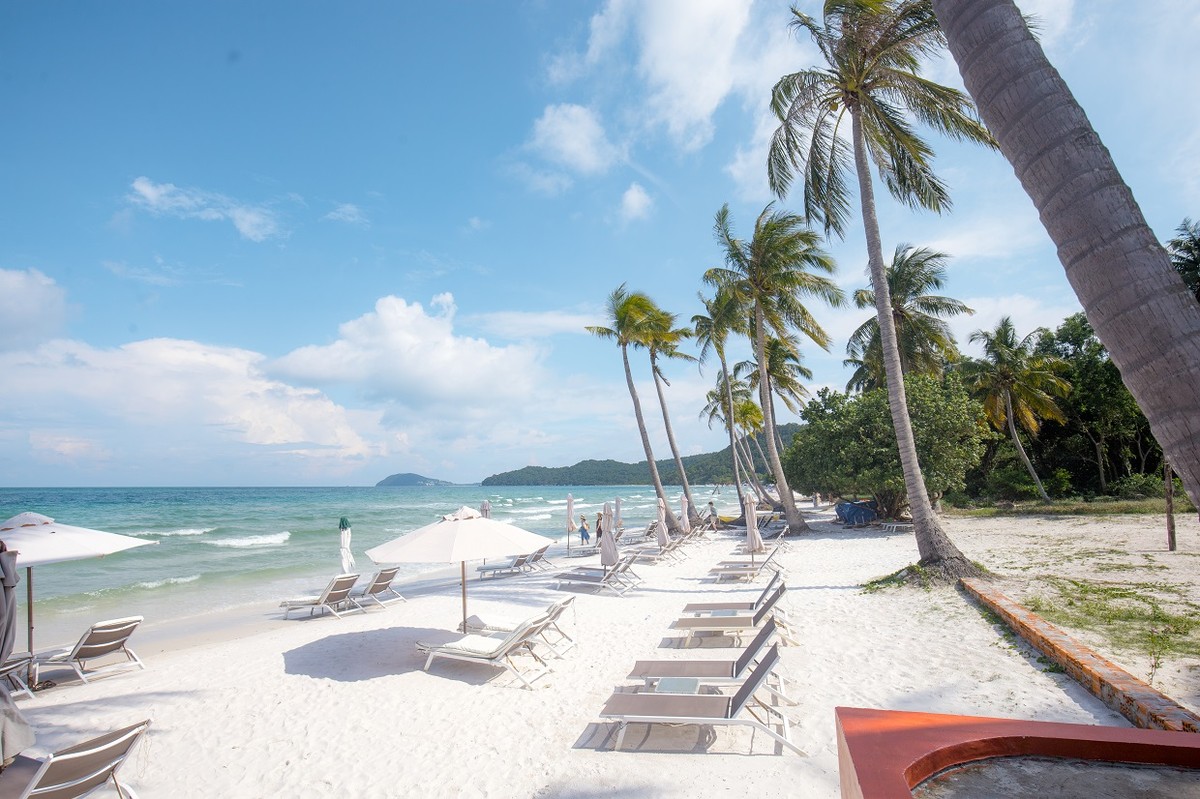 Bãi biển đẹp nhưng còn thiếu vắng dịch vụ. Ảnh Sun Group.