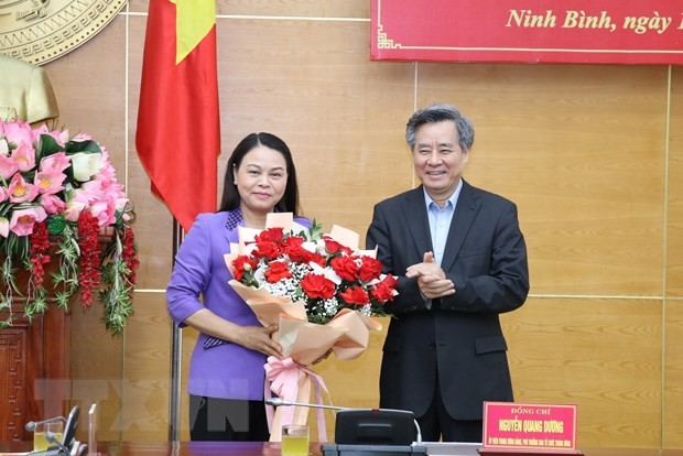 Ông Nguyễn Quang Dương, Ủy viên Trung ương Đảng, Phó Trưởng ban Tổ chức Trung ương chúc mừng bà Nguyễn Thị Thu Hà. (Ảnh: Đức Phương/TTXVN).
