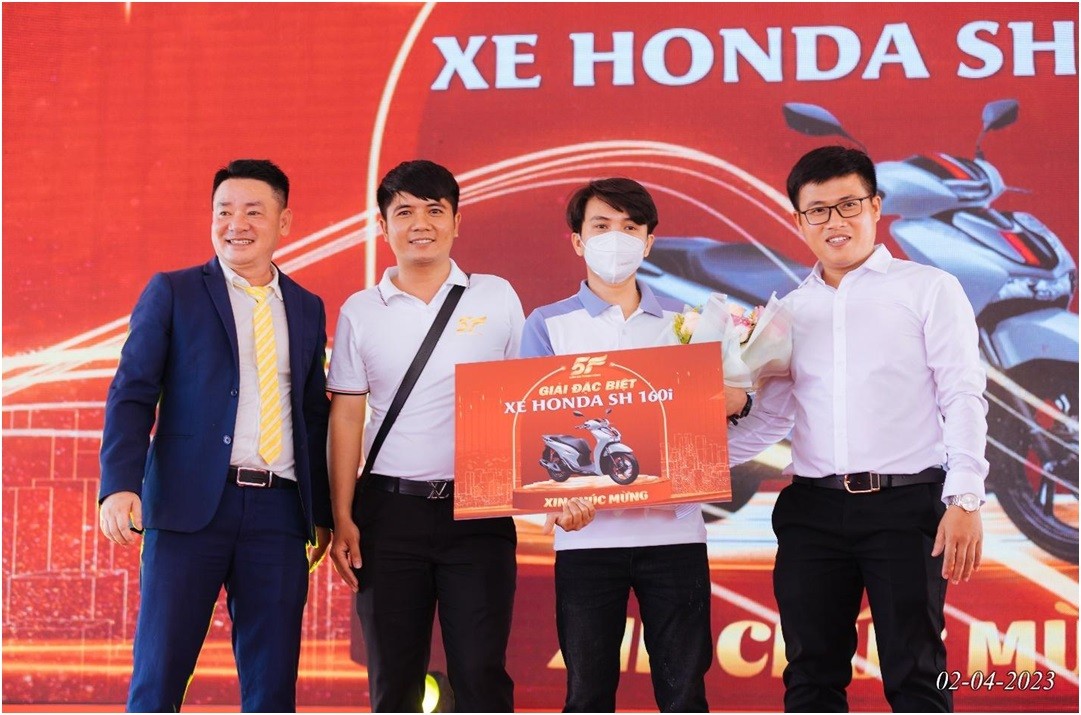 Khách hàng may mắn giành được Giải Đặc biệt là 1 xe Honda SH 160i trong chương trình rút thăm may mắn.
