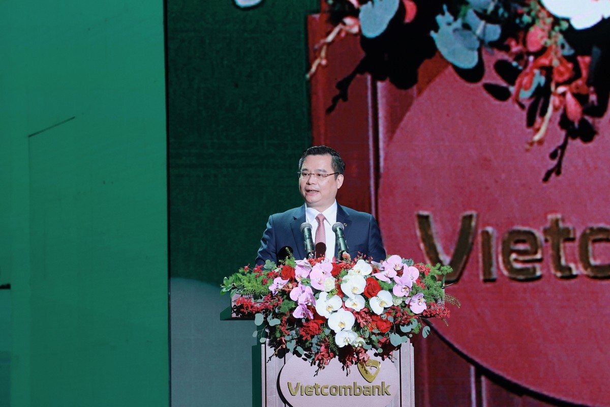 Đ/c Nguyễn Thanh Tùng - Phó Bí thư Đảng ủy, Thành viên HĐQT, Tổng Giám đốc báo cáo tại buổi lễ.