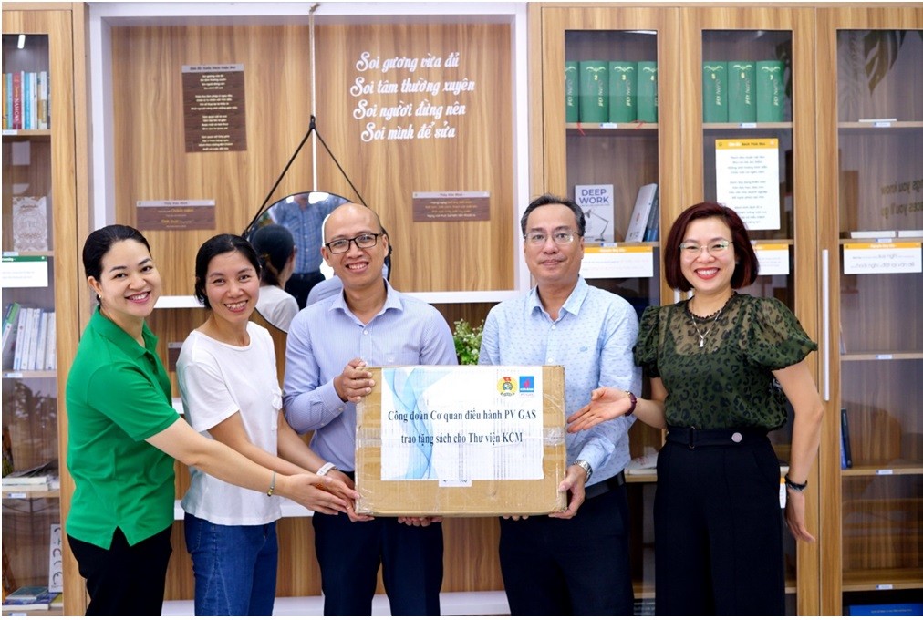 Đại diện Công đoàn Cơ quan điều hành PV GAS chuyển món quà hàng chục cuốn sách hay do NLĐ đóng góp để tặng cho Thư viện KCM.
