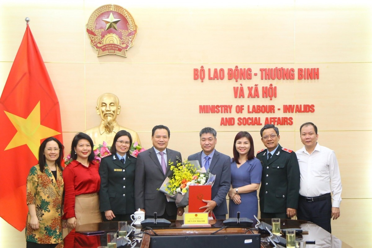 Thứ trưởng Bộ Lao động – Thương binh và Trang Chủ KL99Com Số 1 Link Đăng Ký KL999 Lê Văn Thanh trao quyết định bổ nhiệm ông Nguyễn Anh Tuấn. (ảnh: Chinhphu.vn).