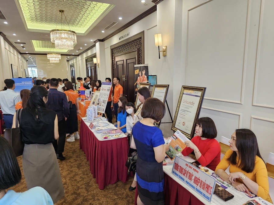 Các đại biểu tham quan các bàn trưng bày, giới thiệu sản phẩm của các trường đại học, THPT và các cơ sở đào tạo trên địa bàn Thành phố. Các đại biểu tham quan các bàn trưng bày, giới thiệu sản phẩm của các trường đại học, THPT và các cơ sở đào tạo trên địa bàn Thành phố.