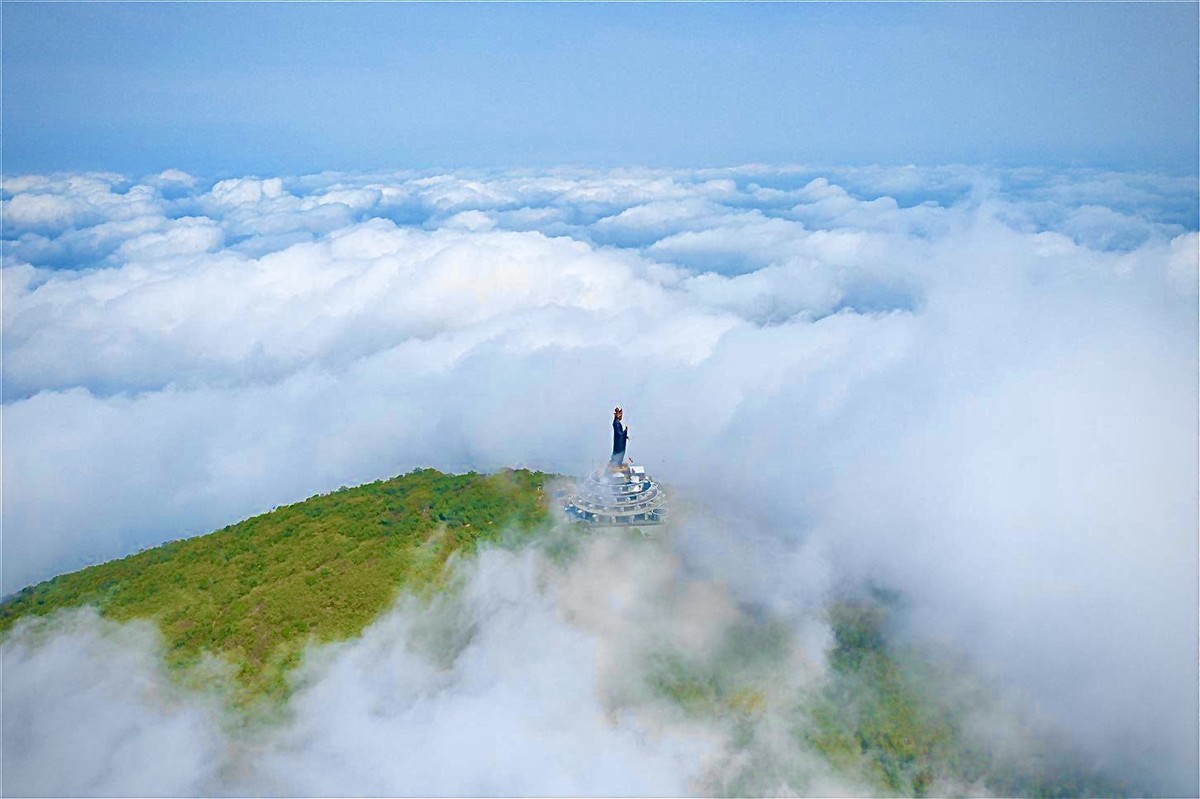 Tượng Phật Bà cao nhất châu Á trên núi Bà Đen. Tượng Phật Bà cao nhất châu Á trên núi Bà Đen.