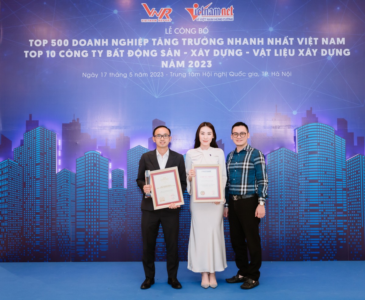 Tổng giám đốc Lê Tuấn Nghĩa và đại diện Kl991.com World Cup 2026 Chính Thức đến dự lễ trao giải.