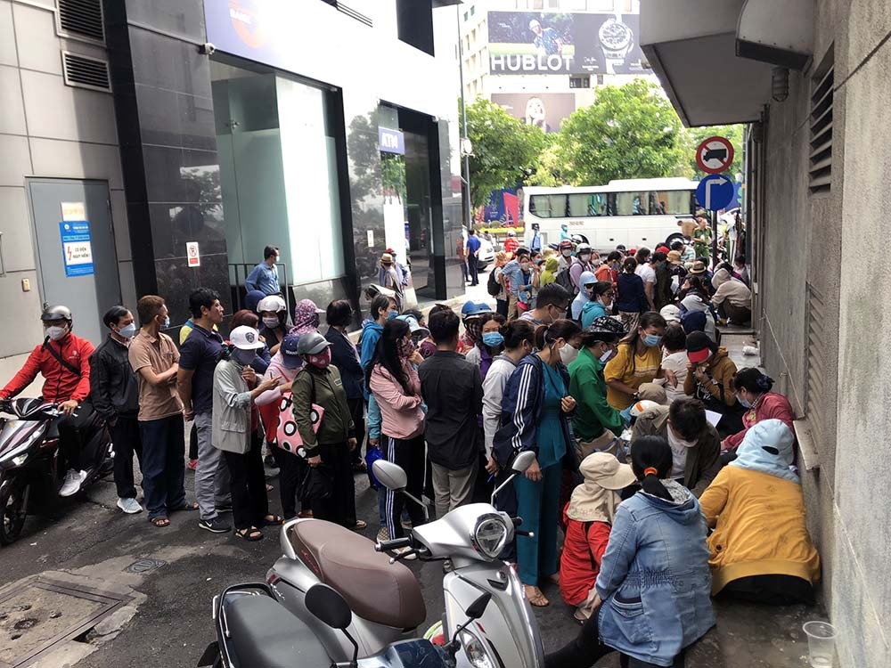 Các trái chủ xếp hàng tại Hội sở SCB (TP.HCM) gửi đơn kêu cứu. Các trái chủ xếp hàng tại Hội sở SCB (TP.HCM) gửi đơn kêu cứu.