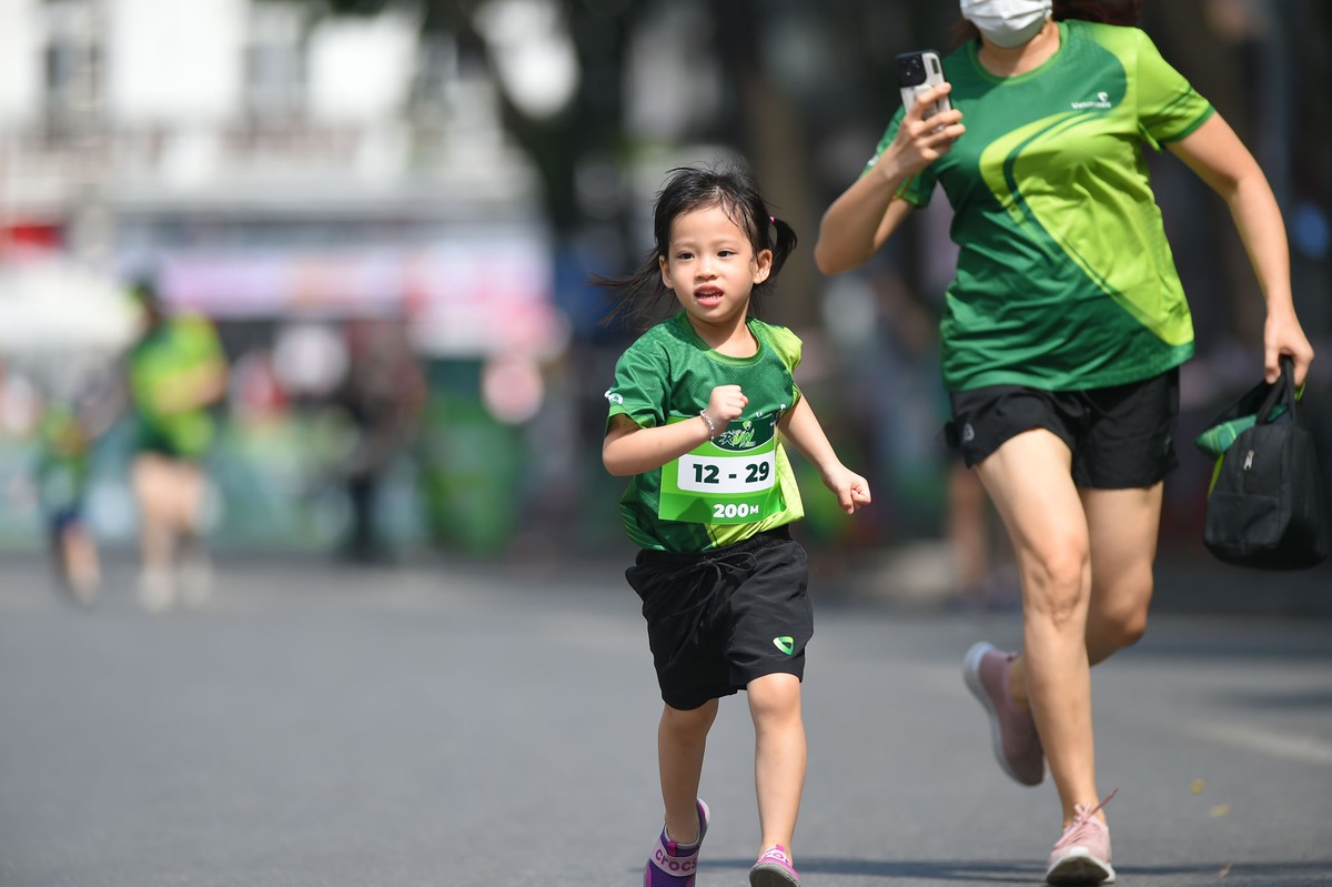 Phụ huynh hào hứng sát cánh cùng các con tranh tài.