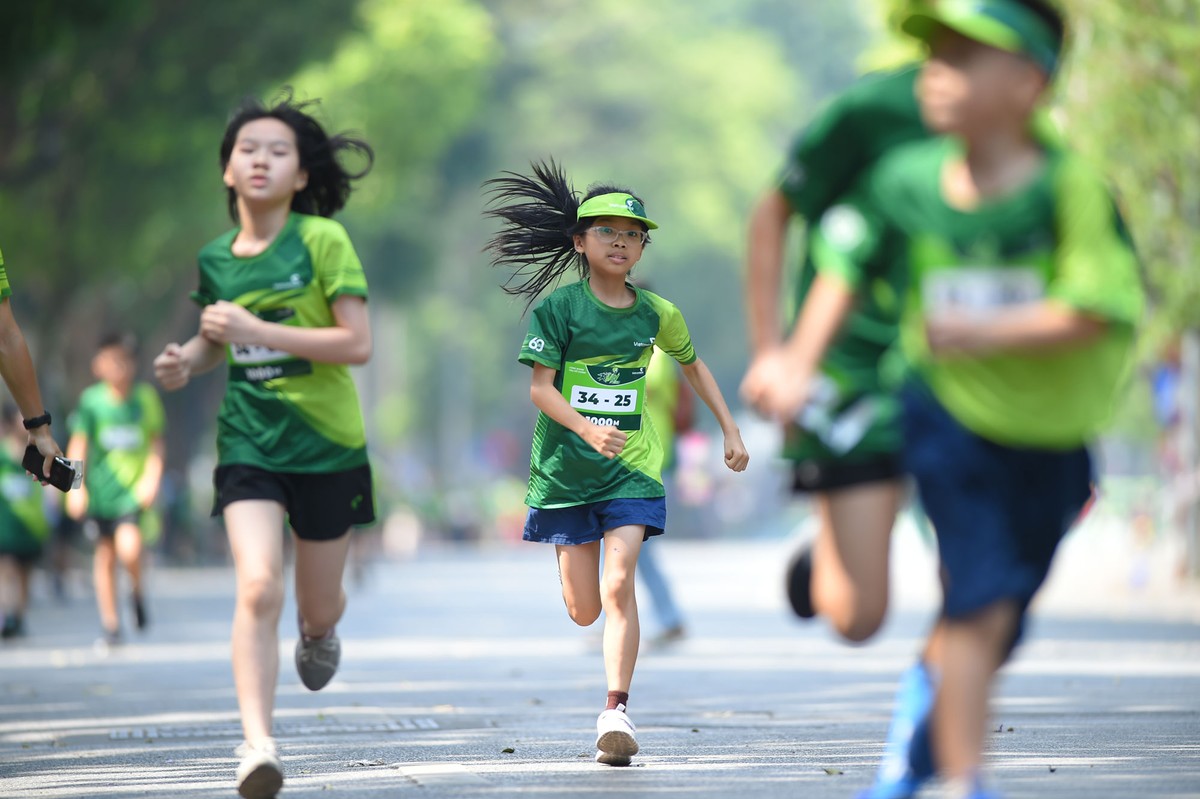 Vận động viên ganh đua quyết liệt trên đường đua.
