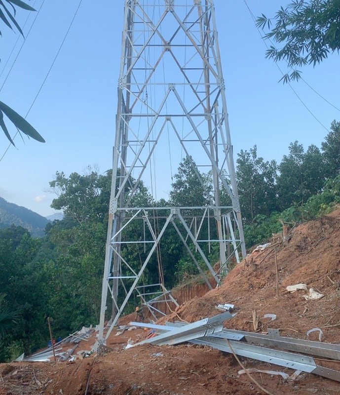 Thi công đường dây 220kV Nậm Sum – Nông Cống gặp nhiều khó khăn do vướng mắc bồi thường, giải phóng mặt bằng.