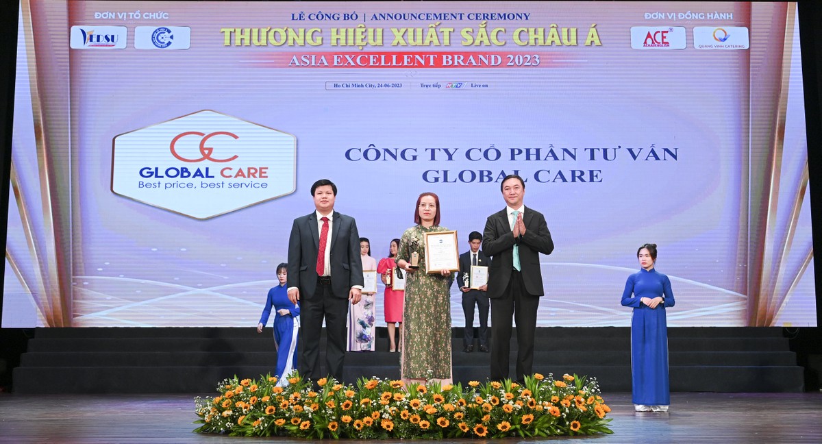 Bà Đinh Thị Ngọc Niềm - CEO Global Care nhận giải Top 10 - Thương hiệu chuyển đổi số xuất sắc Châu Á 2023.