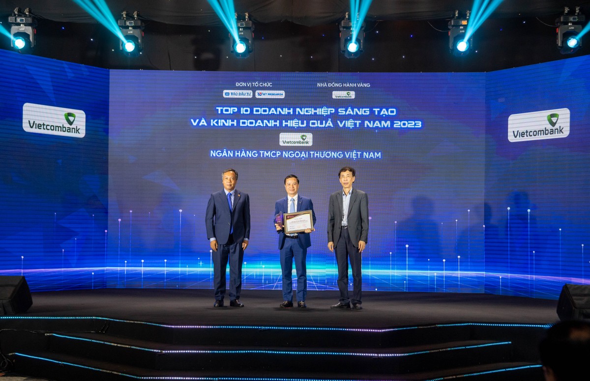 Đại diện Vietcombank, ông Lê Hoàng Tùng - Kế toán trưởng (đứng giữa) nhận chứng nhận từ BTC vinh danh Vietcombank dẫn đầu Top 10 Link Vào Nhà Cái KL99 COM Tặng +199k sáng tạo và Kl992 VIP Trang Chủ 2026 hiệu quả năm 2023.