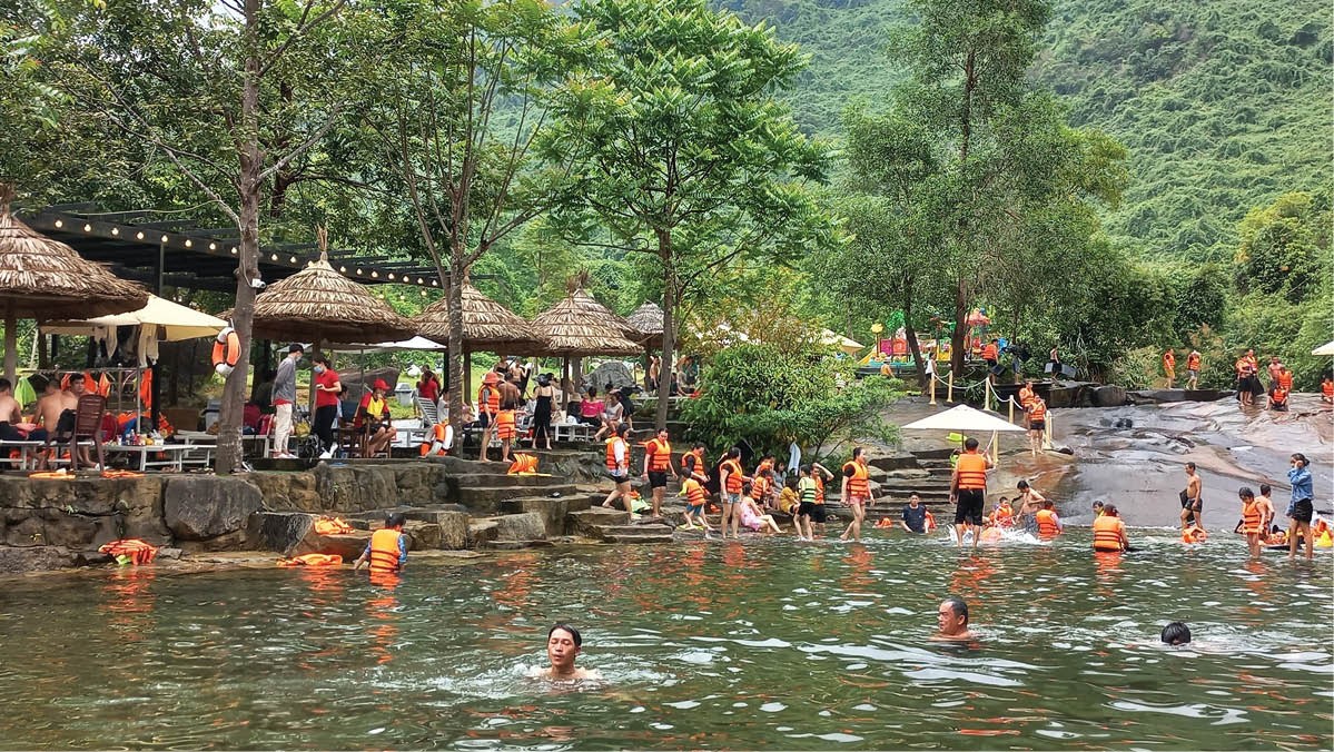 Một trong những địa điểm du lịch sinh thái nổi tiếng trải nghiệm tắm suối ở Bạch Mã Village, huyện Phú Lộc.
