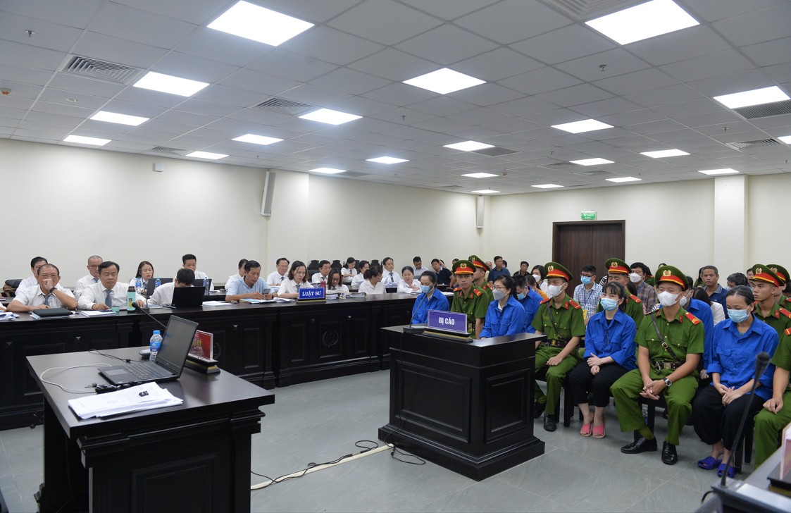 Bị cáo Cao Thị Minh Thuận cùng các đồng phạm trong vụ án.