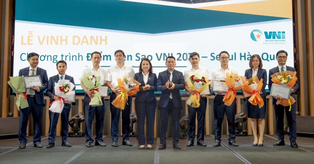 Chủ tịch và TGĐ VNI vinh danh các Ban, Công ty thành viên đã hoàn thành kế hoạch Kl992 VIP Trang Chủ 2026 6 tháng đầu năm 2023.