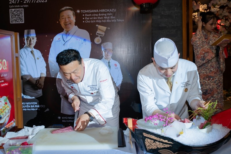 Đại sứ Tomisawa cùng người học trò thân thiết của mình - Đầu bếp Huy hiệu vàng Fuku Nguyễn (Nguyễn Bá Phước).