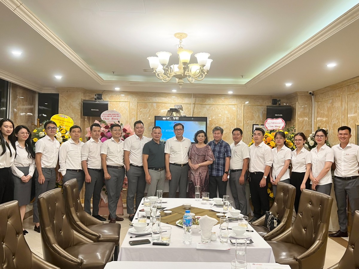 Tập thể VNIR chụp ảnh lưu niệm cùng khách mời.
