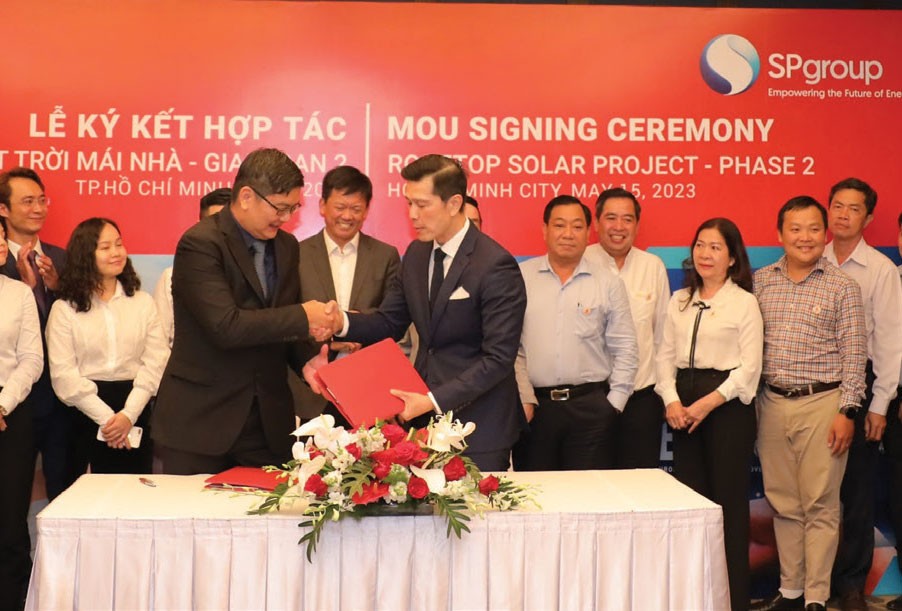 SABECO và SP Group ký kết Biên bản ghi nhớ nhằm triển khai giai đoạn 2 dự án Điện mặt trời mái nhà tại 9 nhà máy bia của SABECO.