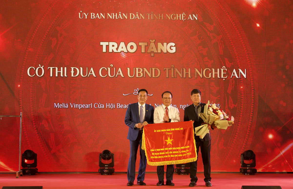 Ông Nguyễn Nam Đình Phó Chủ tịch thường trực HĐND tỉnh Nghệ An trao tặng bằng khen của UBND tỉnh Nghệ An cho Công ty Nhựa Tiền Phong miền Trung.