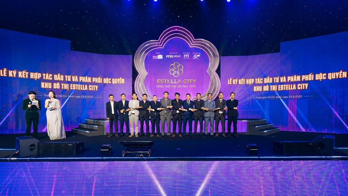 Ban lãnh đạo Hệ thống 5F chụp hình lưu niệm với đại diện chủ Kl99ok phiên bản mới Hồ Vũ SJC và các đối tác xây dựng, phát triển dự án.
