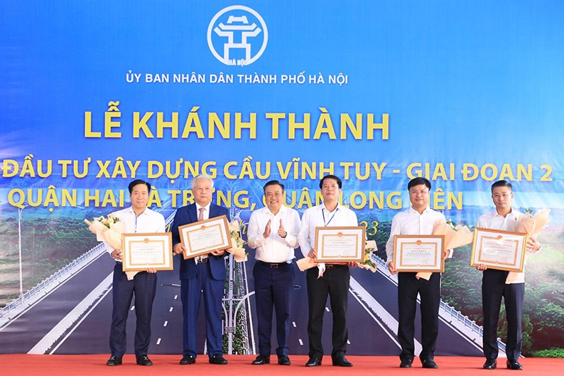 Chủ tịch UBND TP. Hà Nội Trần Sỹ Thanh trao Bằng khen cho các cá nhân, tập thể có thành tích tốt trong công tác xây dựng Dự án cầu Vĩnh Tuy giai đoạn 2.