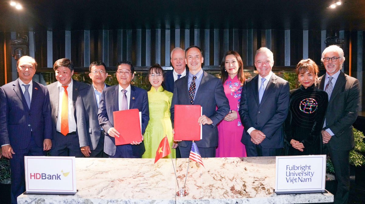 TS. Scott Fritze, chủ tịch Đại học Fulbright Việt Nam, ký thỏa thuận cung cấp vốn đối ứng với ông Phạm Quốc Thanh, Tổng giám đốc HDBank.