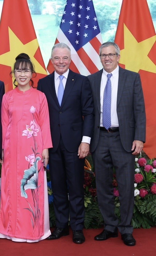 Chủ tịch Vietjet Nguyễn Thị Phương Thảo, Tổng giám đốc toàn cầu Boeing Brendan Nelson và Tổng giám đốc thương mại toàn cầu Boeing Brad McMullen tham gia hội nghị cấp cao về Kl99ok phiên bản mới và đổi mới sáng tạo Việt Nam - Hoa Kỳ.
