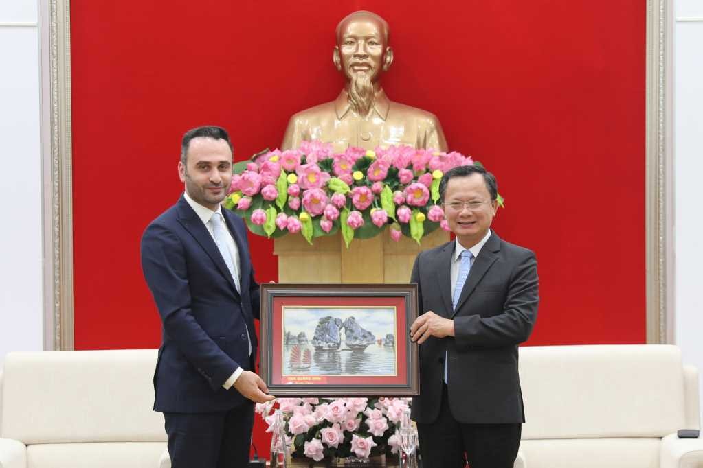 Ông Cao Tường Huy, quyền Chủ tịch UBND tỉnh Quảng Ninh tặng ông Amir Salemizadeh Tổng giám đốc Kl994 game bài casino hấp dẫn JTA, Qatar, bức tranh về vịnh Hạ Long. Nguồn: Quảng Ninh Portal.