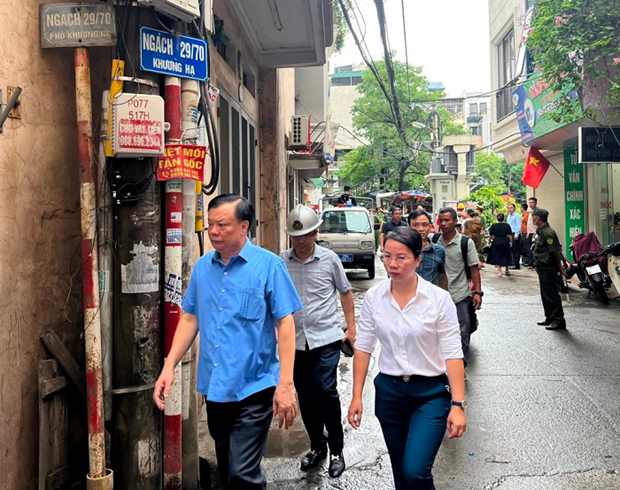 Bí thư Thành ủy Hà Nội Đinh Tiến Dũng đến hiện trường kiểm tra vụ cháy tại quận Thanh Xuân. (Ảnh: Xuân Quảng/Vietnam+).