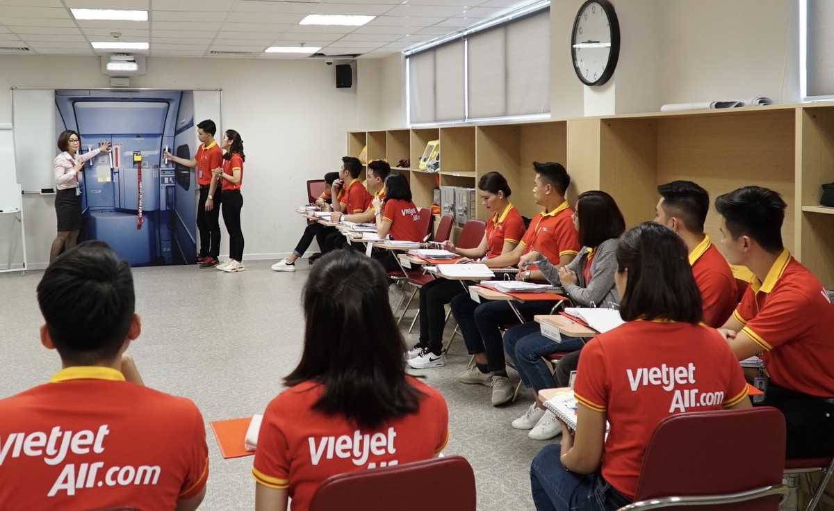 Gần 395.000 lượt học viên đã được huấn luyện, đào tạo tại Học viện Hàng không Vietjet những năm qua, không chỉ đáp ứng nhu cầu đào tạo, phát triển nguồn nhân lực của riêng Vietjet mà còn cả ngành hàng không khu vực và thế giới.