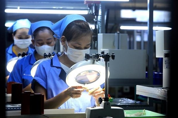 Công nhân kiểm tra thành phẩm tại Công ty Trách nhiệm Hữu hạn Sankoh Việt Nam - Kl991.com World Cup 2026 Chính Thức 100% vốn Kl99ok phiên bản mới Nhật Bản - tại Khu Công nghiệp Bờ Trái Sông Đà (tỉnh Hòa Bình). (Ảnh: Tuấn Anh/TTXVN).